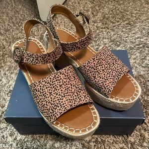 Universal Thread platform sandals